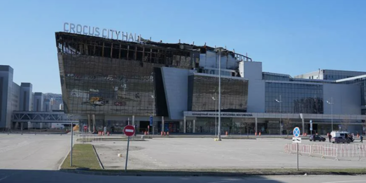 У здания "Crocus City Hall" начали возводить мемориал жертвам теракта У здания «Crocus City Hall» начали возводить мемориал жертвам теракта