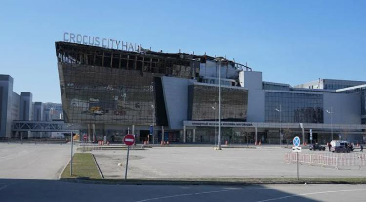 У здания "Crocus City Hall" начали возводить мемориал жертвам теракта