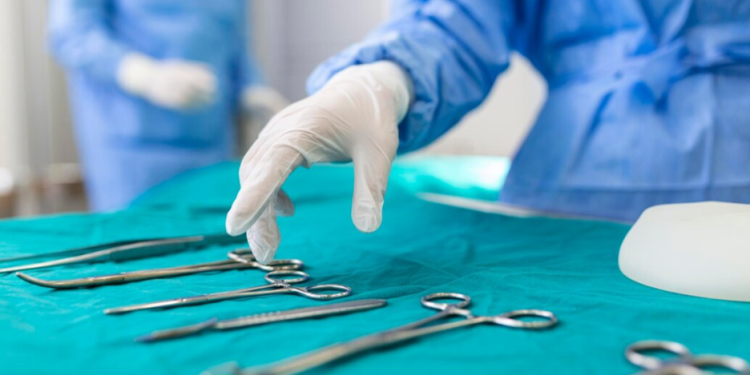 Рязанский хирург провел пострадавшему военному операцию на легких в зоне СВО