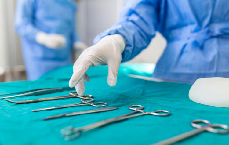 Рязанский хирург провел пострадавшему военному операцию на легких в зоне СВО