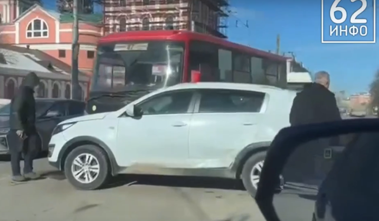 В центре Рязани произошло ДТП с участием маршрутки №47