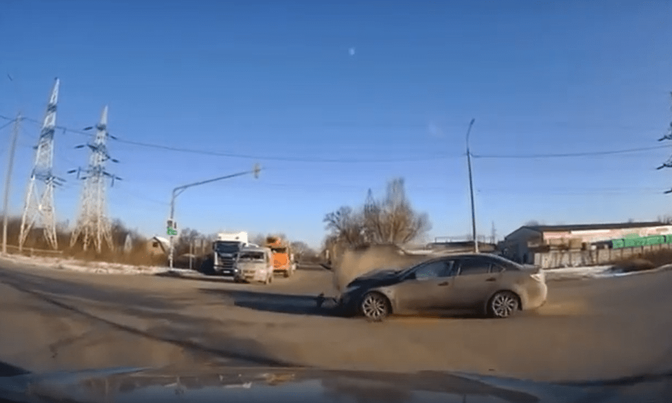 В Сети появились кадры момента столкновения двух легковушек на Южной окружной дороге