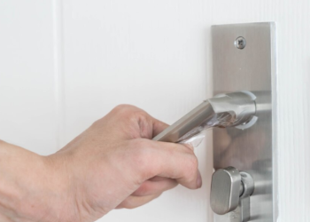 Рязанцы сообщили о неизвестных, которые дергают ручки дверей квартир