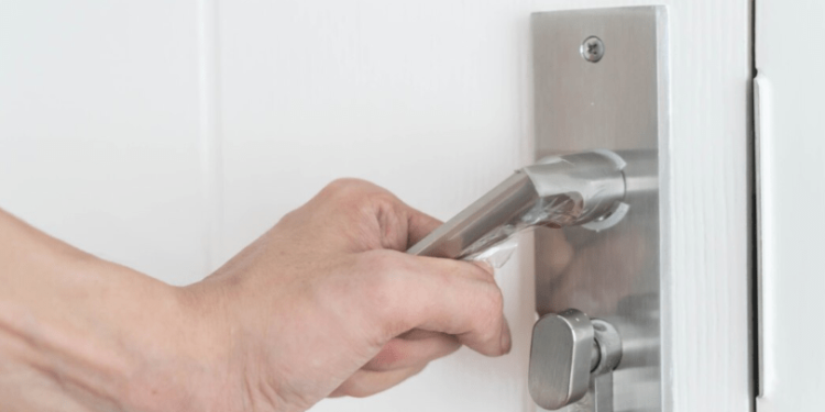 Рязанцы сообщили о неизвестных, которые дергают ручки дверей квартир