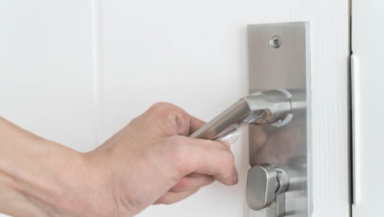 Рязанцы сообщили о неизвестных, которые дергают ручки дверей квартир