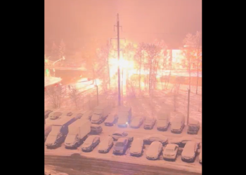 Рязанцы засняли в Приокском искрящуюся опору ЛЭП