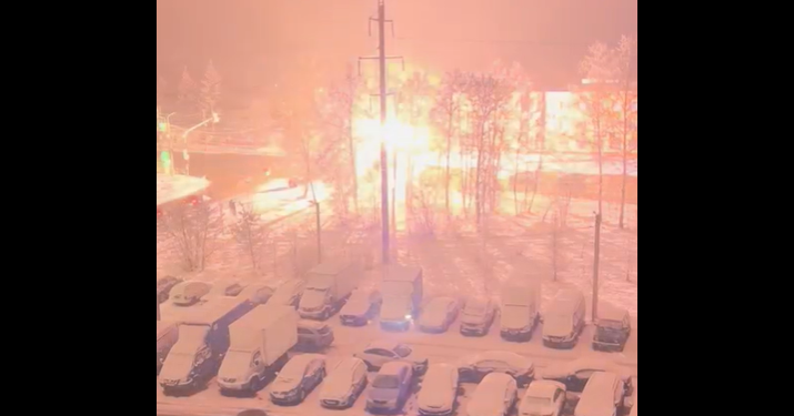 Рязанцы засняли в Приокском искрящуюся опору ЛЭП