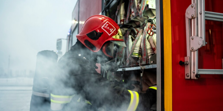Рязанские спасатели эвакуировали из горящей пятиэтажки 12 человек, в том числе 6 детей Рязанские спасатели эвакуировали из горящей пятиэтажки 12 человек, в том числе 6 детей