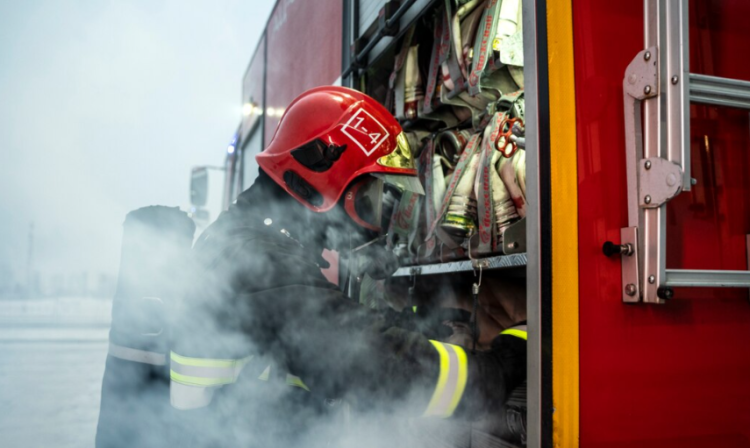 Рязанские спасатели эвакуировали из горящей пятиэтажки 12 человек, в том числе 6 детей