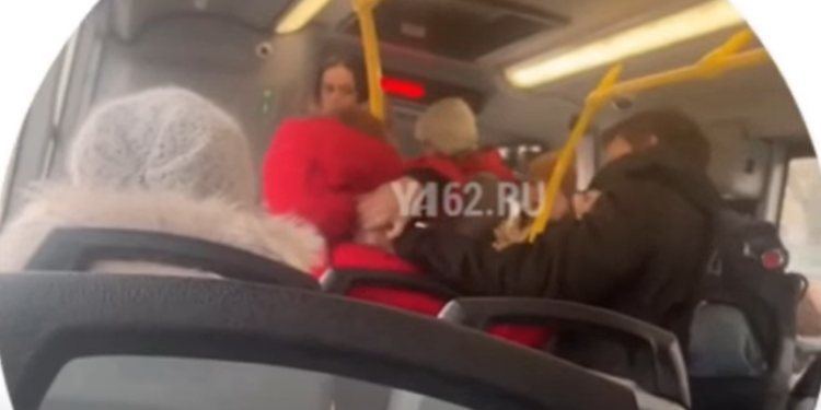 В рязанской маршрутке №50 подрались две пассажирки В рязанской маршрутке №50 подрались две пассажирки