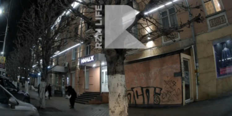 В центре Рязани на девушку с фасада дома упали кирпичи