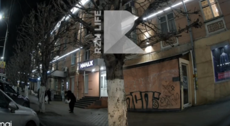 В центре Рязани на девушку с фасада дома упали кирпичи