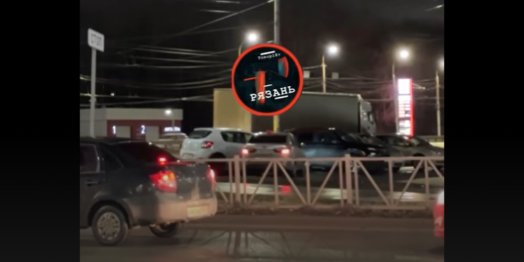 На Московском шоссе засняли «месиво» из машин