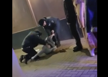 Около ночного клуба рязанские полицейские избили девушку Около ночного клуба рязанские полицейские избили девушку