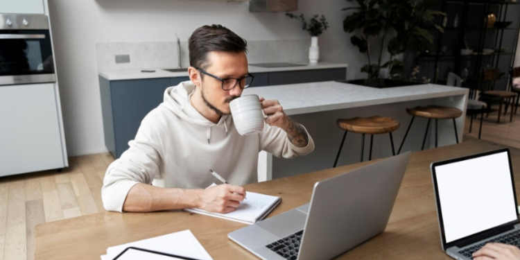 Россиянам рассказали, кого могут оштрафовать за работу на дому