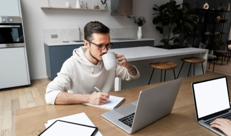 Россиянам рассказали, кого могут оштрафовать за работу на дому