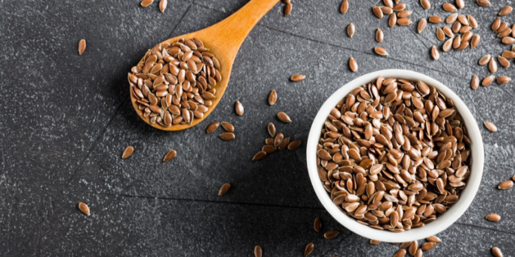Гастроэнтеролог Багатова: пожилым людям рекомендуется включать в рацион семена льна