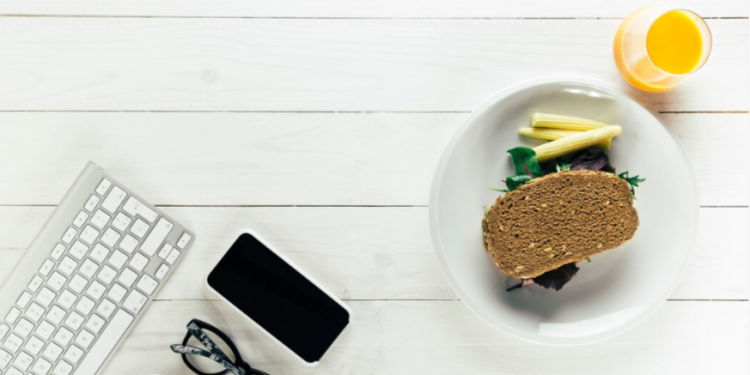 Свыше трети россиян не едят на рабочем месте из-за запрета Свыше трети россиян не едят на рабочем месте из-за запрета