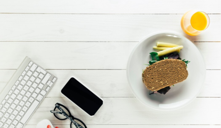 Свыше трети россиян не едят на рабочем месте из-за запрета