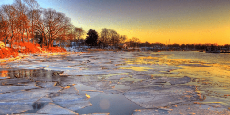 Рязанцев предупредили об опасности выхода на лед Рязанцев предупредили об опасности выхода на лед