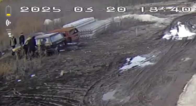 Рязанские подростки разгромили автомобиль на закрытой территории гаражного кооператива