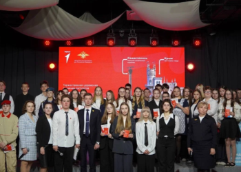 В Доме молодежи юным рязанцам вручили первые паспорта В Доме молодежи юным рязанцам вручили первые паспорта