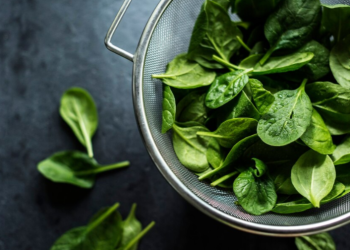 Гастроэнтеролог Сухорукова: шпинат поможет подавить аппетит