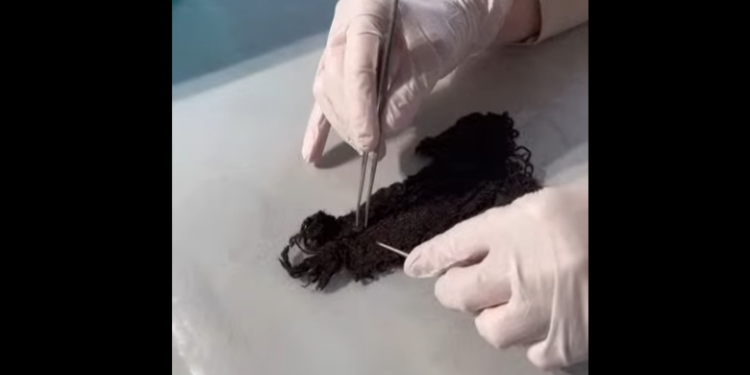 В РИАМЗ восстановили фрагмент шерстяного плетеного текстиля