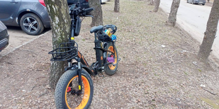 На улице Чкалова перевернулся 22-летний молодой человек на электровелосипеде