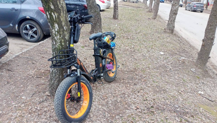 На улице Чкалова перевернулся 22-летний молодой человек на электровелосипеде