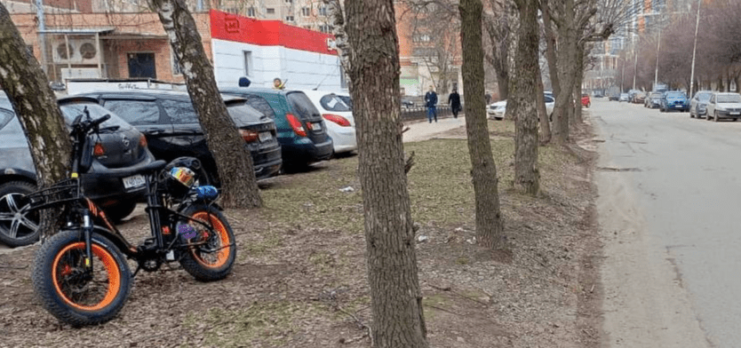 На улице Чкалова перевернулся 22-летний молодой человек на электровелосипеде