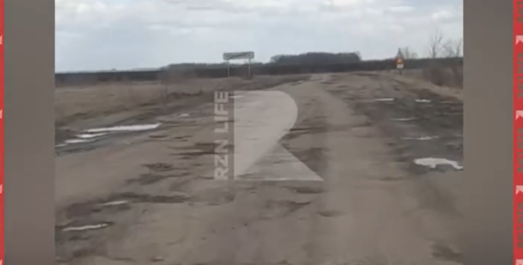 Жители Сараевского района пожаловались на разбитую дорогу