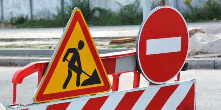 На улице Новаторов перекрыли движение транспорта до 11 апреля