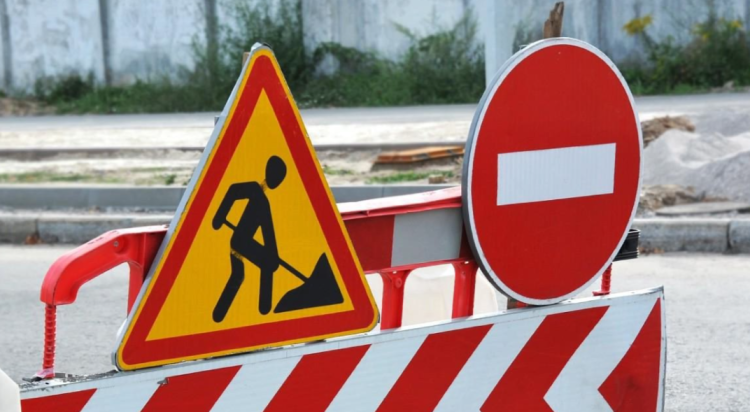 На улице Новаторов перекрыли движение транспорта до 11 апреля