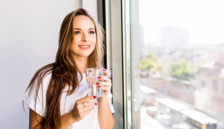 Эндокринолог Новикова: употребление воды натощак стимулирует пищеварение