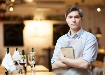 В Москве рестораны начали ограничивать время пребывания людей за столиками до 2,5 часов В Москве рестораны начали ограничивать время пребывания людей за столиками до 2,5 часов