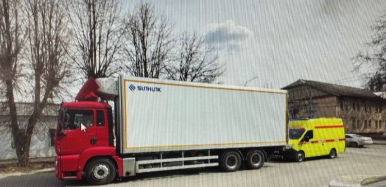 На улице Новой 23-летняя девушка попала под колеса грузовика