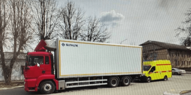 На улице Новой 23-летняя девушка попала под колеса грузовика