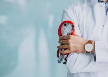 Котяков: в России средний возраст работников в сфере здравоохранения составляет 44,5 года Котяков: в России средний возраст работников в сфере здравоохранения составляет 44,5 года