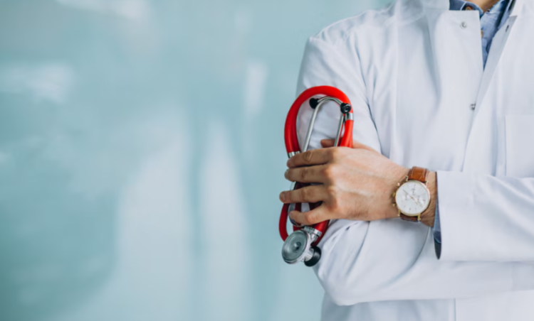 Котяков: в России средний возраст работников в сфере здравоохранения составляет 44,5 года