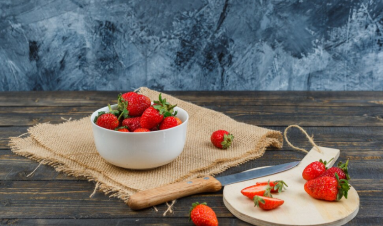 Профессор Милушкина: для поддержания витамина С летом следует съедать 10 килограммов клубники