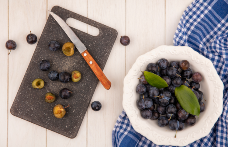 Врач Новикова: активизировать работу кишечника способна слива