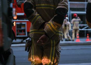 Из горящей многоэтажки в Октябрьском городке эвакуировали 20 человек Из горящей многоэтажки в Октябрьском городке эвакуировали 20 человек