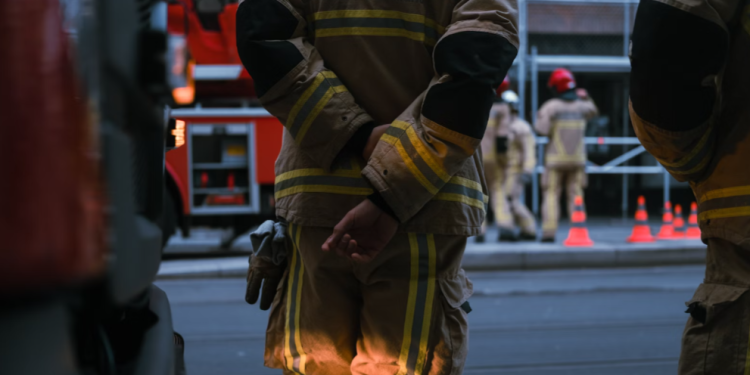 Из горящей многоэтажки в Октябрьском городке эвакуировали 20 человек Из горящей многоэтажки в Октябрьском городке эвакуировали 20 человек