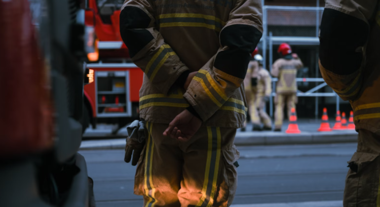 Из горящей многоэтажки в Октябрьском городке эвакуировали 20 человек