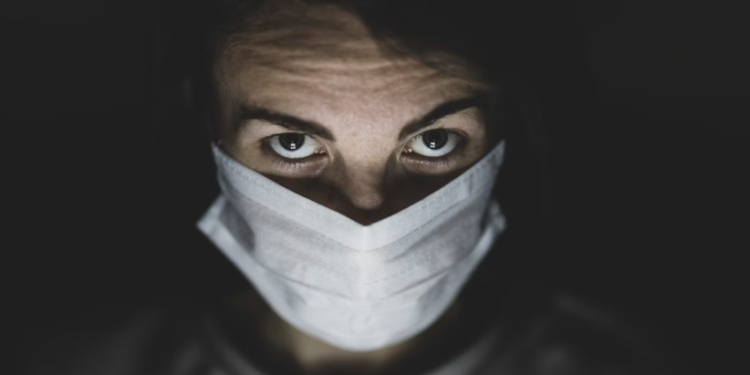 Сотрудники маркетплейса под Рязанью надели медицинские маски из-за инфекции Сотрудники маркетплейса под Рязанью надели медицинские маски из-за инфекции