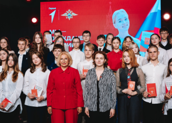 В рязанском Доме молодежи школьники получили первые паспорта В рязанском Доме молодежи школьники получили первые паспорта