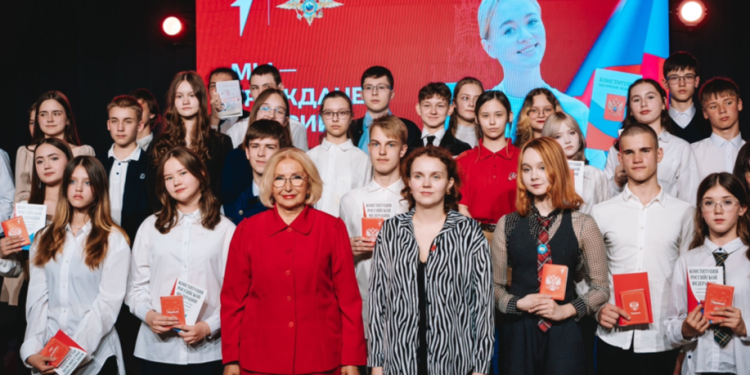 В рязанском Доме молодежи школьники получили первые паспорта В рязанском Доме молодежи школьники получили первые паспорта