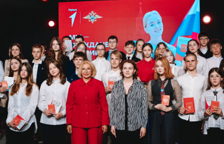 В рязанском Доме молодежи школьники получили первые паспорта