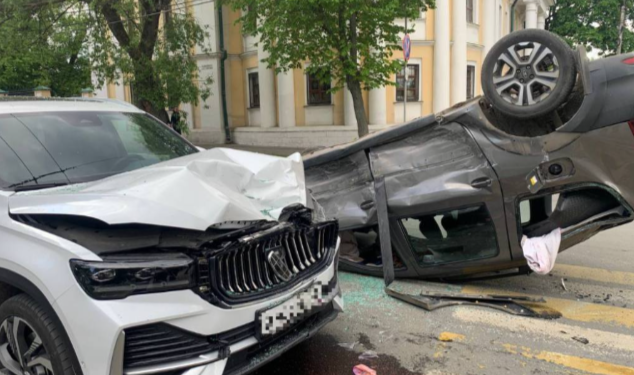 В центре Рязани столкнулись три автомобиля, одна машина опрокинулась от удара